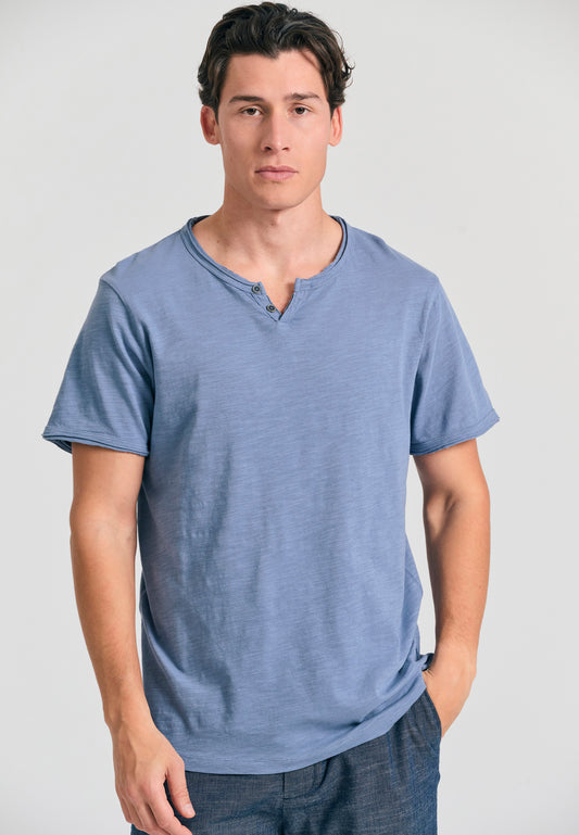 Tricou cu guler henley și croiuri brute - The essentials - Albastru fumuriu