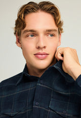 Cămașă bărbătească din bumbac în carouri, cu buzunare la piept