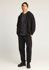 Hanorac bărbătesc simplu cu guler rotund și imprimeu subtil pe piept