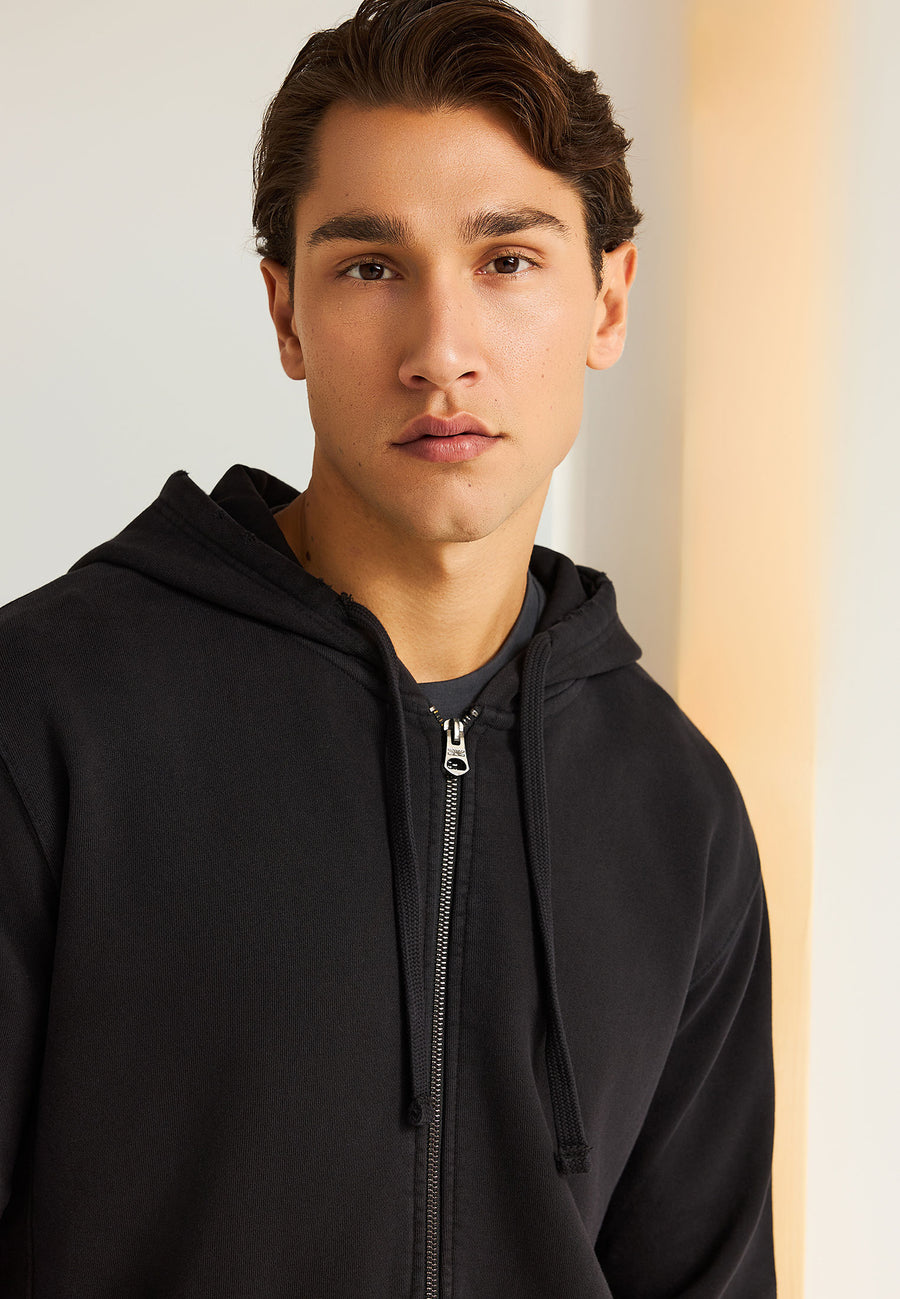 Hanorac bărbătesc simplu cu guler rotund și imprimeu subtil pe piept