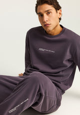 Hanorac bărbătesc simplu cu guler rotund și imprimeu subtil pe piept