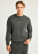 Hanorac bărbătesc simplu cu guler rotund și imprimeu subtil pe piept