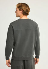 Hanorac bărbătesc simplu cu guler rotund și imprimeu subtil pe piept