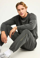 Hanorac bărbătesc simplu cu guler rotund și imprimeu subtil pe piept