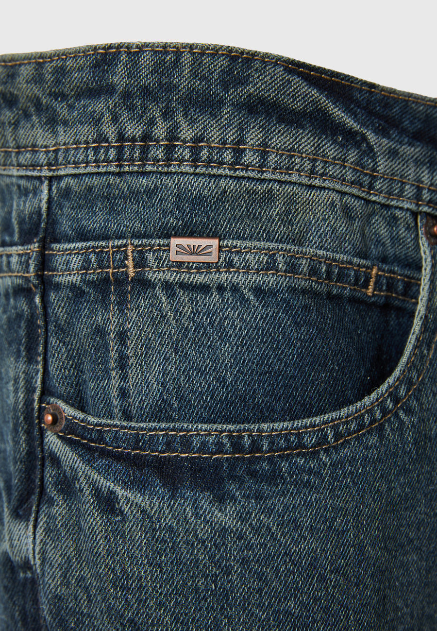 Blugi cu croială dreaptă și efecte spălate