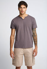 Men's cotton t-shirt with v-neck - The essentials