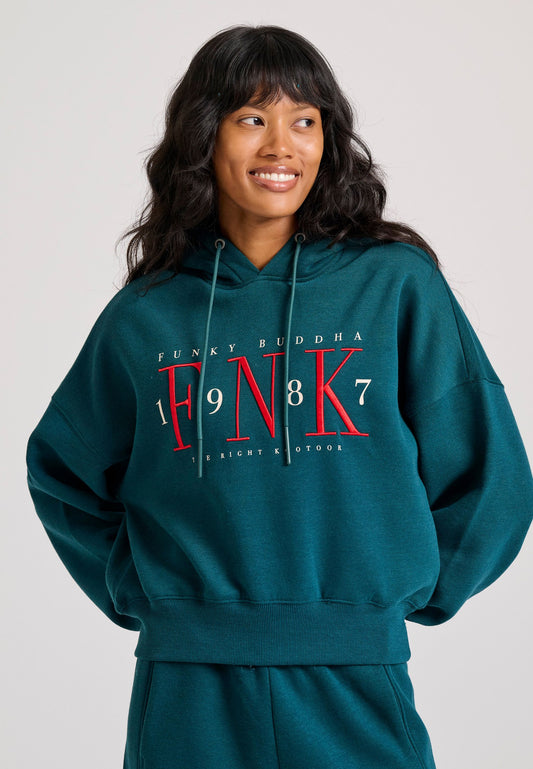 Hanorac cu croială lejeră, cu broderie pe piept